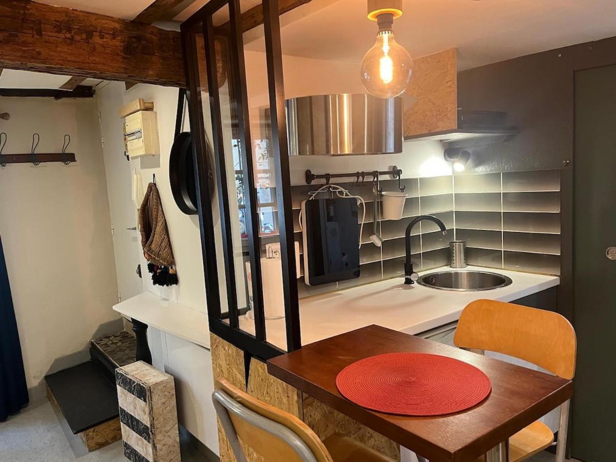 Charming Studio, Ecusson Apartment *