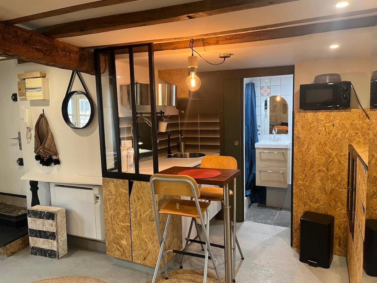 Charming Studio, Ecusson Apartment *