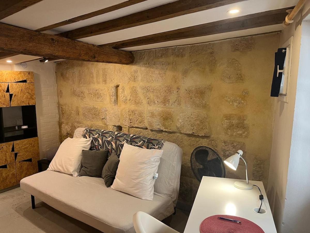 Charming Studio, Ecusson