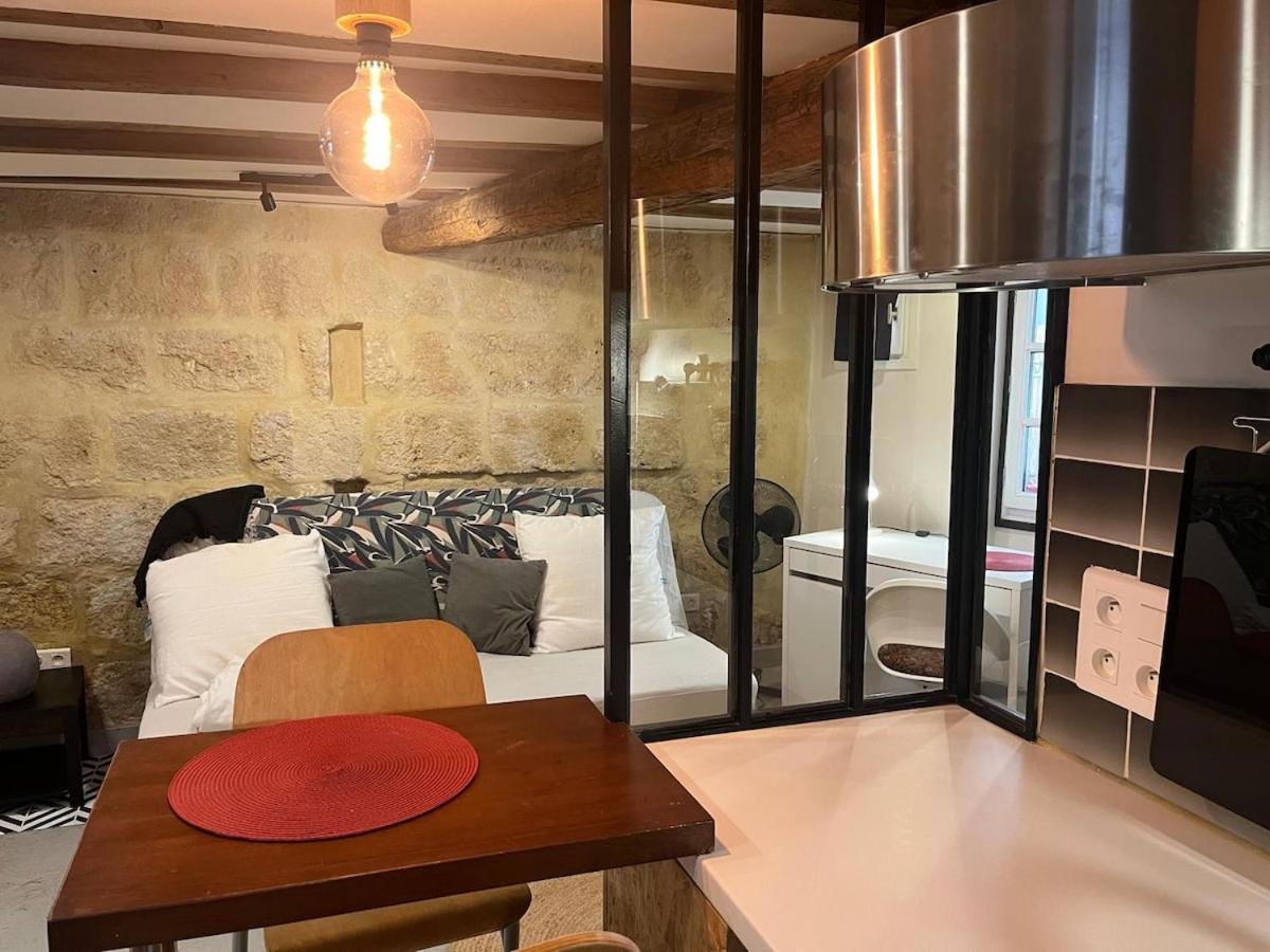 Charming Studio, Ecusson *