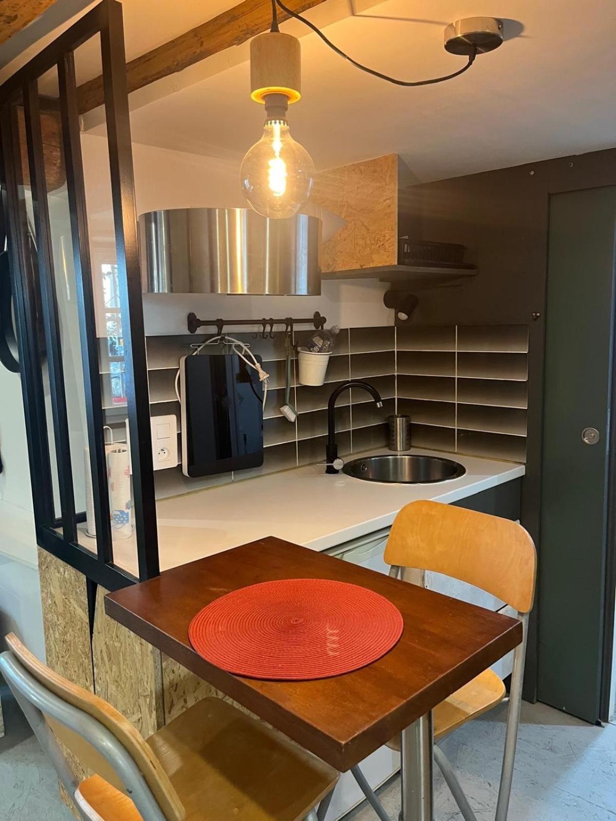 Apartment Charming Studio, Ecusson